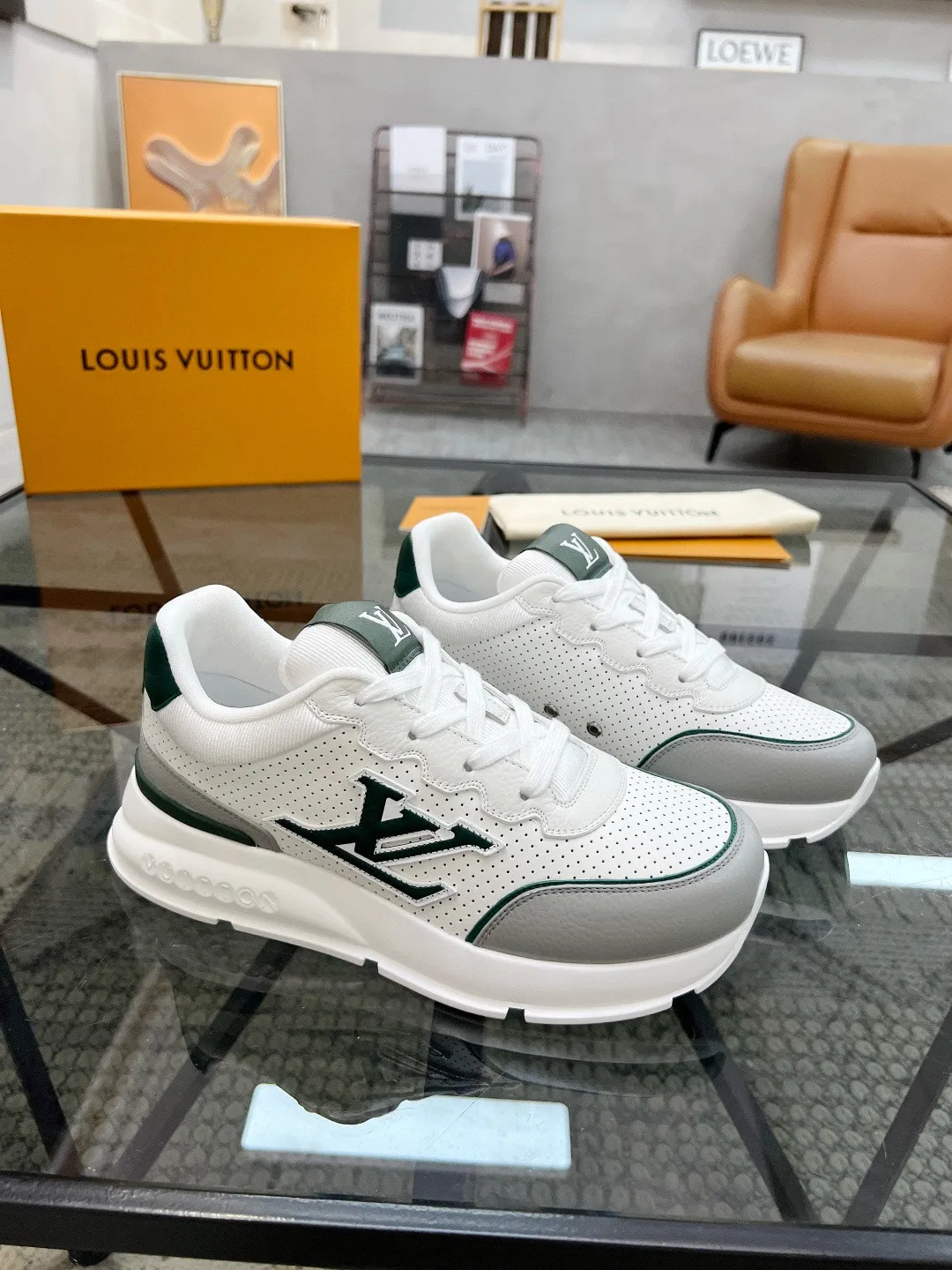 Factory price: 460💰Lv🔍Top purchasing agent🇮🇹 Road The most popular sports shoes for street men are available at the same counter. The uppers are imported cowhide fabrics from Italy, high-quality spliced colorful and complex handicrafts, imported comfortable mesh linings, soles: original soles specially provided by the original factory, T men's men's shoes 💰U foam exclusive movable molded soles are super comfortable, original factory and single goods, 🔍🔍high quality, you can enter and exit the counter at will, welcome to compare, code number 38-44, (45 customized)